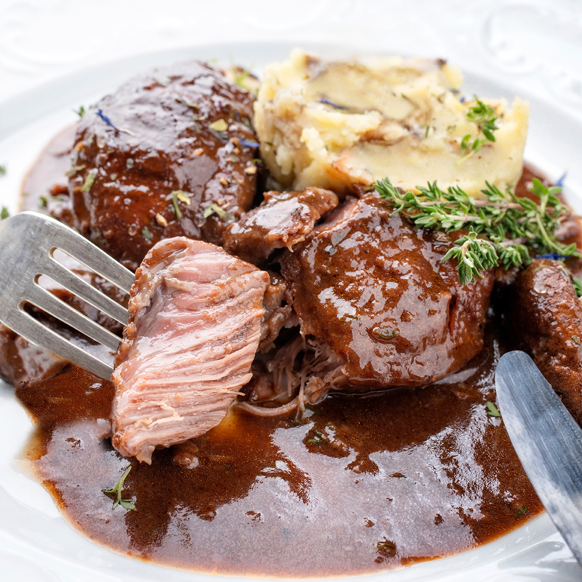 Geschmorte Schweinebäckchen mit Bratensoße Festbraten