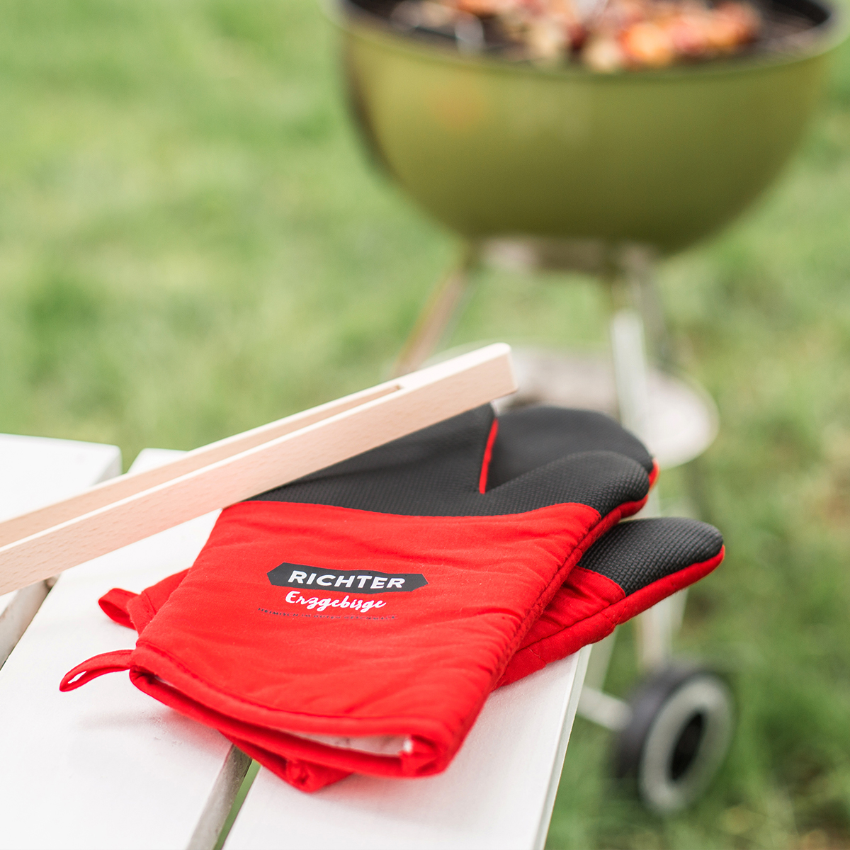 RichterErzgebirgeGrillhandschuhStimmung Grillhandschuh neben Grill
