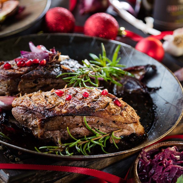 Festbraten Gänsebrust mit Rotkohl und Sauce